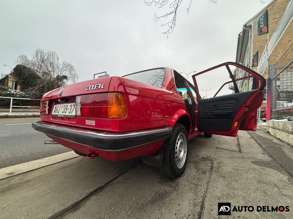 BMW 318 318i/1986/2MAJITEL-GARÁŽ
